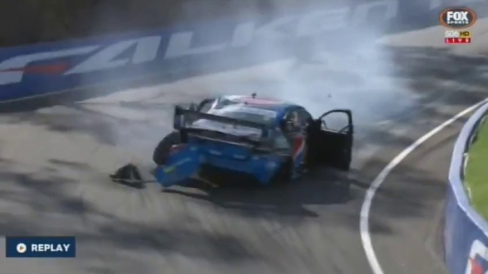 Crash impressionnant pendant la course de Supercars Bathurst 1000