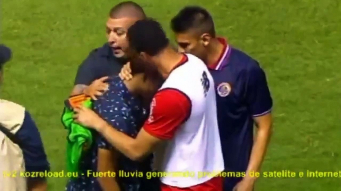 Keylor Navas abraza a un aficionado y tomar fotos Costa Rica vs Sudfrica Amistoso 2015