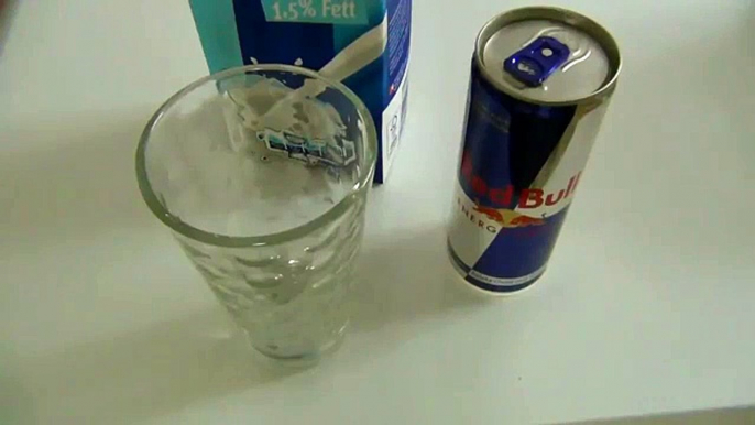 Ecco cosa succede quando si mescolano latte e Red Bull... guardate il video!