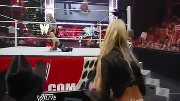 WWE-RAW-08-01-2011-Beth-Phoenix-attacks-Kelly-Kelly-_rnGhDYC43c