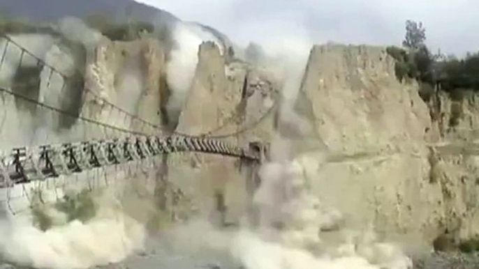 Footage of landslide in Gilgit-Baltistan following the ‪earthquake‬ in Pakistan