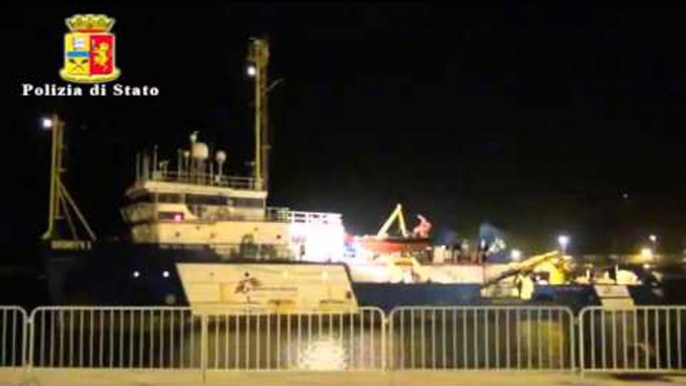 Pozzallo (RG) - Sbarco di migranti, fermati 4 presunti scafisti (23.10.15)