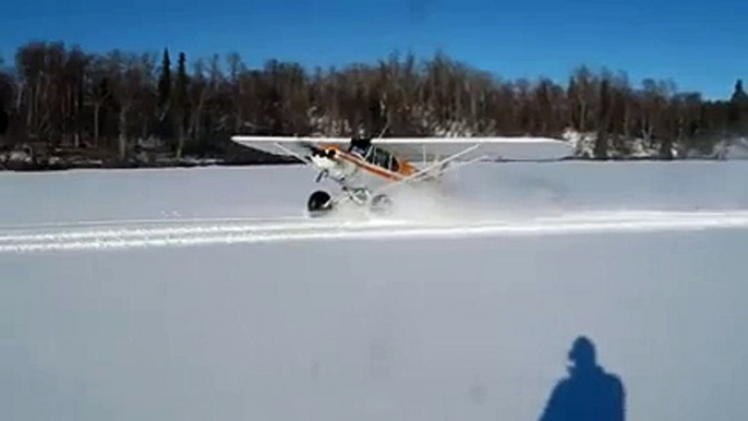 Un pilote fait des Drift en avion sur un lac gelé... Dingue