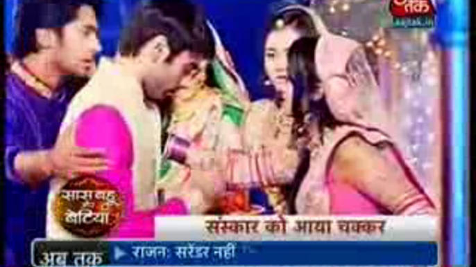 Sanskaar GIr Pada Swara Ki Bahoon Mein JIsse Swara Ne Maara Sanskaar Ko Thapaad - 29 October 2015 - Swaragini