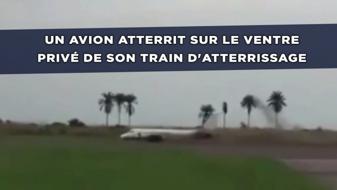 Un avion atterrit sur le ventre, privé de son train d'atterrissage