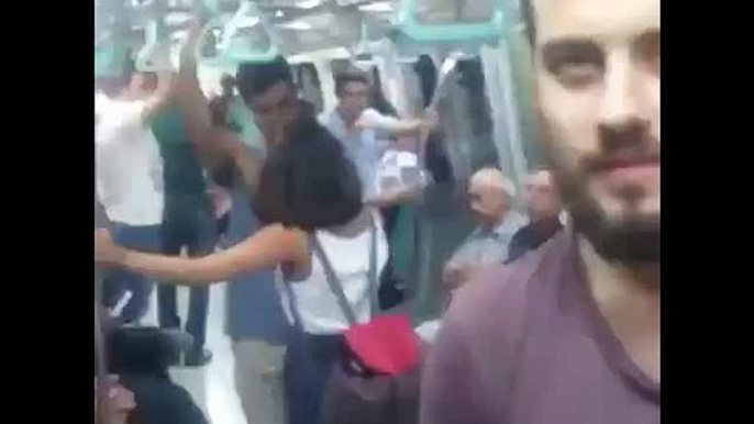 Metro'da Overlok Makinası Anonsu Geçen Genç