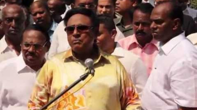 Samy Vellu at Batu Caves temple protest