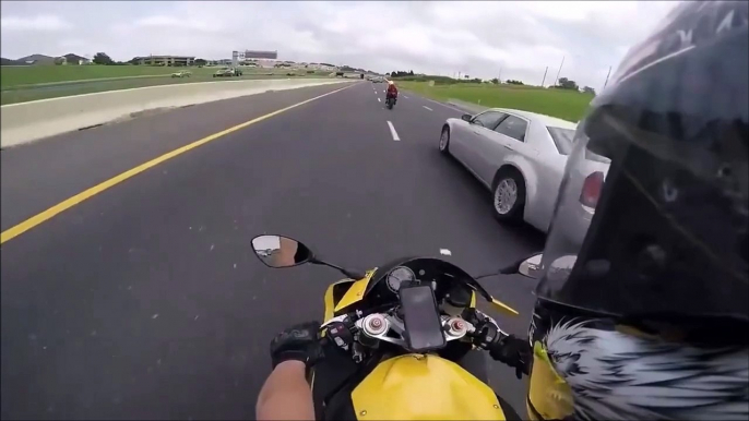 Se faire doubler par une moto à plus de 250 km/h... Dingue!