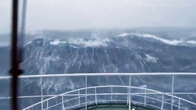 Watch the Ship fighting with Heavy Waves Horrible in MidSea