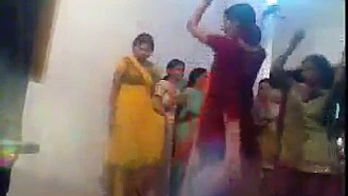 Indian Wedding Dance at Vilage by Desi Girls on "Aunty Number One Song of Bollywood Funny Actor Govinda"