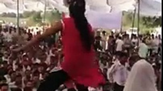 Crowd Gone Mad on Stage Performance of Desi Girl Dance in Haryana | Indian Desi Girl Dance