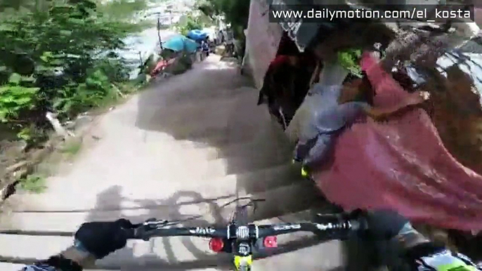 Incrível Downhill de bike pelas alucinantes ruas de Taxco (2015)