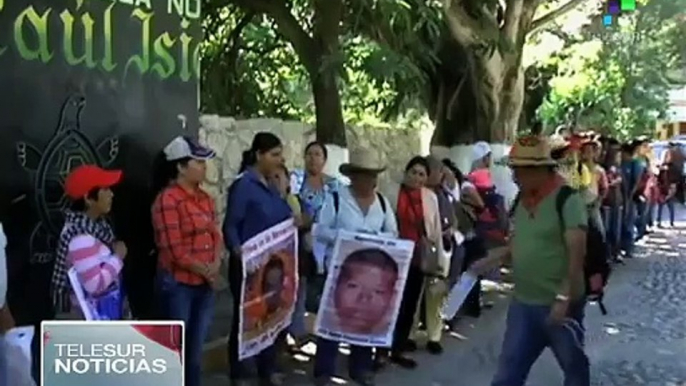 México: normalistas de Ayotzinapa protestan contra represión policial