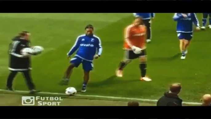 Ronaldinho produced a ridiculous nutmeg before the UNICEF charity match