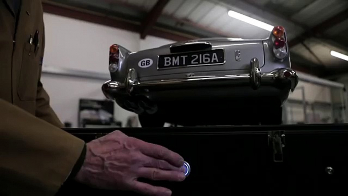 Um Aston Martin DB5 à escala 1:3 com todos os gadgets do filme 007!!!