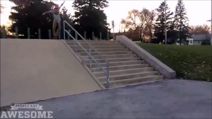 Ce rider en skate se rattrape de justesse et évite une grosse chute