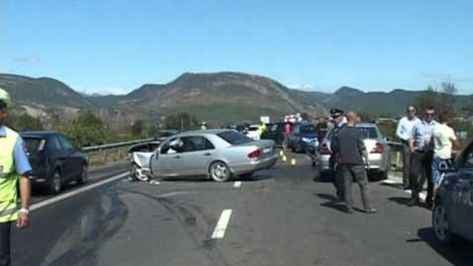 AKSIDENTE PA FUND NJE VIKTIME DHE NJE I PLAGOSUR NE AKSIN FUSHE KRUJE TIRANE LAJM