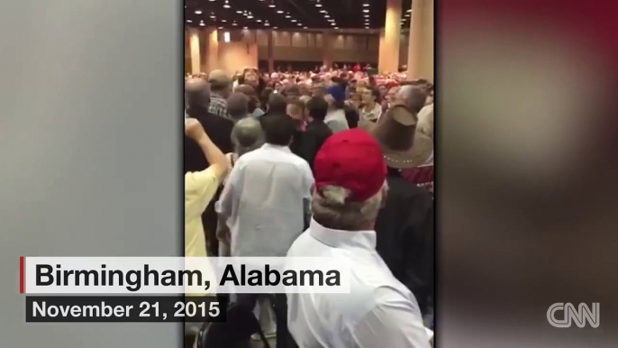 Il vient protester contre Donald Trump en plein meeting et se fait passer à tabac!