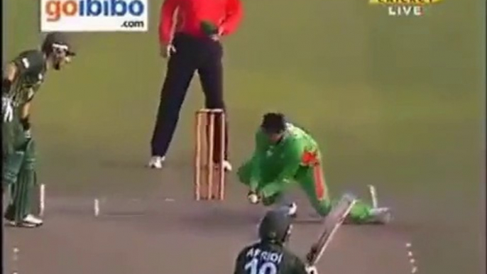 Most funniest Dismissal in Cricket history - Shahid Afridi Wicket - 11 March 2012