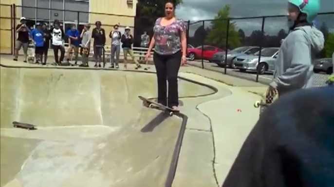 Une maman bourrée s'essaie au Skate devant son fils embarrassé... Grosse gamelle