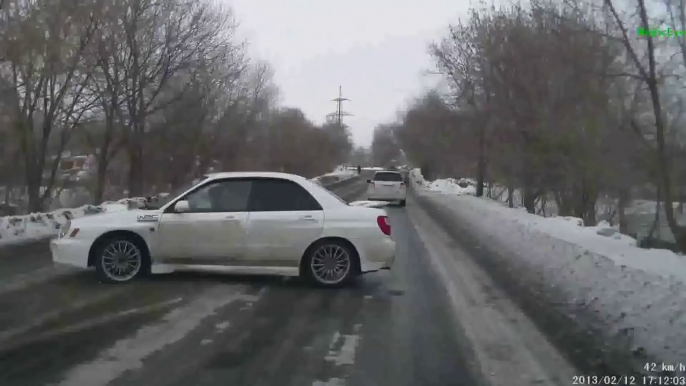 Ce pilote de Subaru impreza a une drôle de façon de doubler