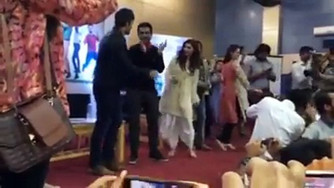 Mahira Khan In Iqra University Dancing Video