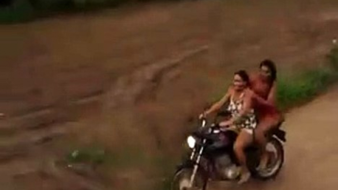 Duas mulheres + uma moto, tudo pode acontecer rsrsrs