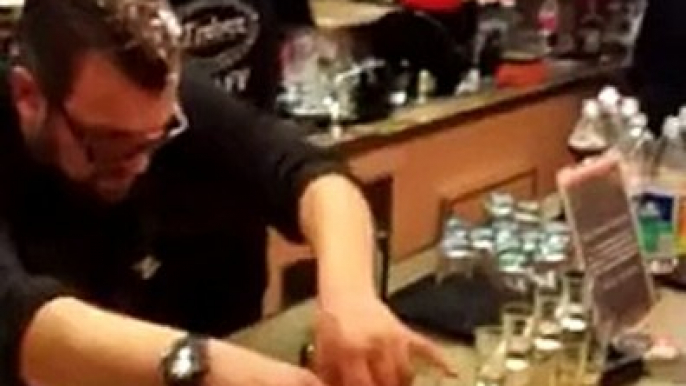 Un barman ultra talentueux tente un trick cocktail très périlleux!