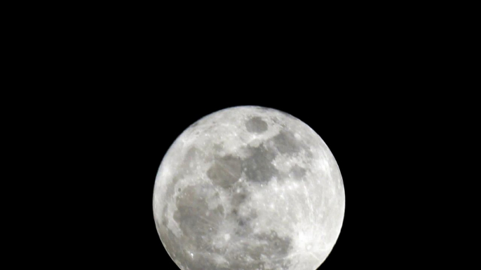 Motion of the Moon visibly moving captured in real time