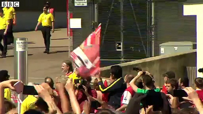 BBC News Jubilant Arsenal fans enjoy parade after FA Cup victory