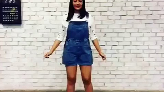 Sonakshi Sinha shaking her legs on Manma Emotion ¦ Dilwale ¦ Bollywood ¦ Dubsmash India Official ¦