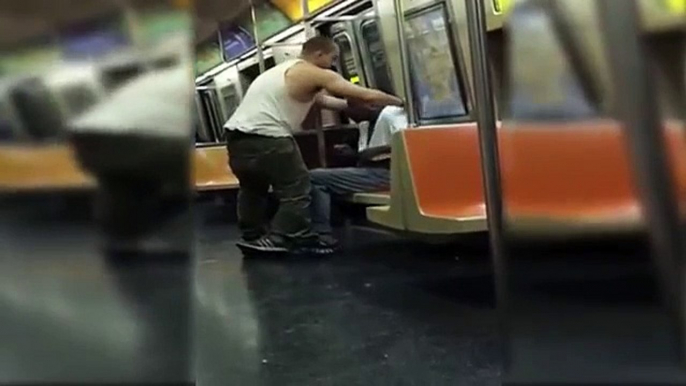 El regalo que le hace este hombre a un desamparado en un tren