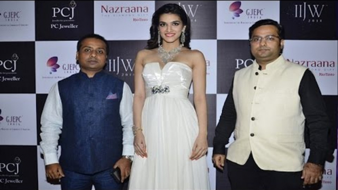 Hot Kriti Sanon Curtains Down The Ramp at The IIJW 2014