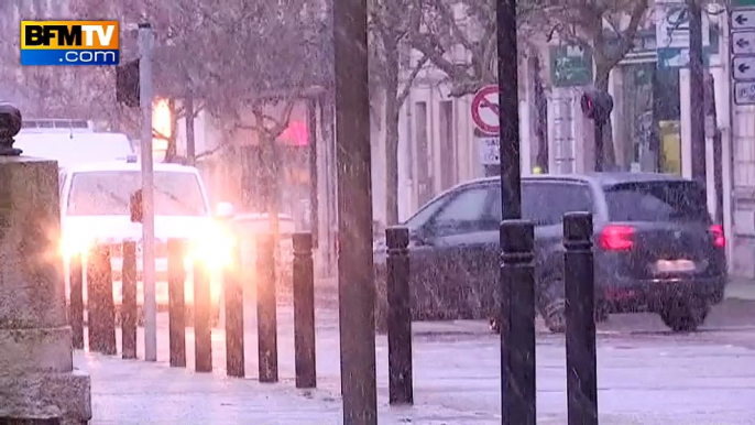 Des flocons tombent sur Alençon en Normandie