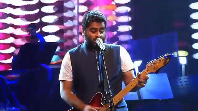 Arjit-Singh-live-performance--Sanam-re-Title-Song-Arijit-Singh-Live-performance