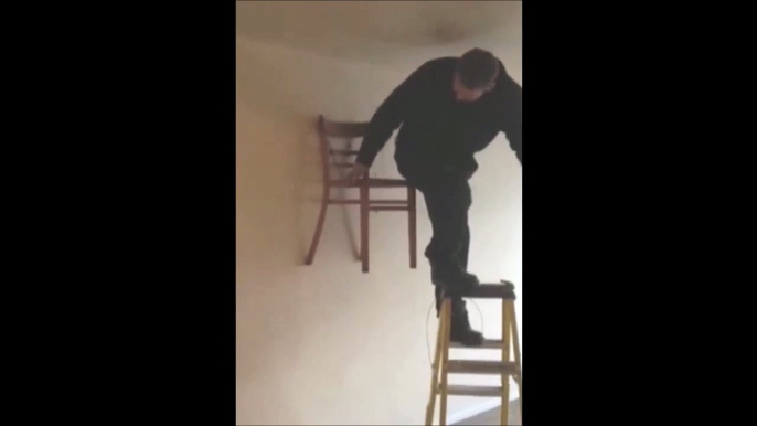 Surement pas la meilleur idée... Accrocher une chaise au mur et s’asseoir dessus