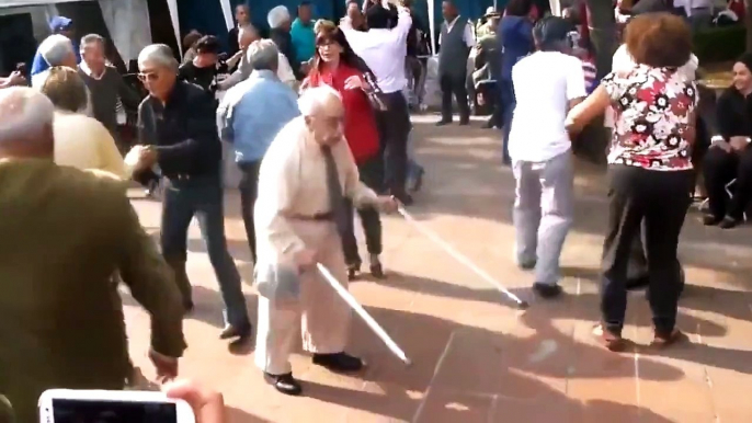 Awesome Old Man Proves Youre Never too Old to Get Down