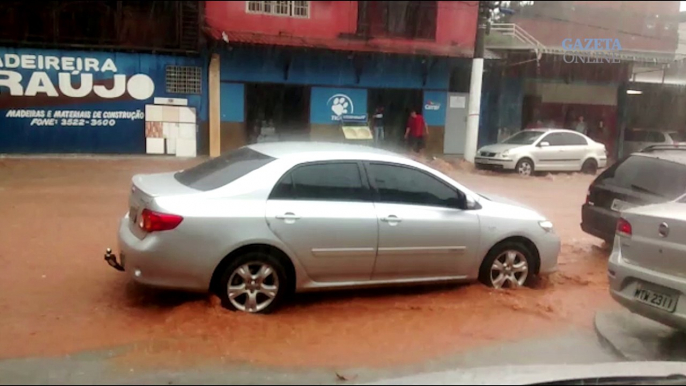 Chuva forte gera alagamento em Cachoeiro de Itapemirim, no Sul do Espírito Santo