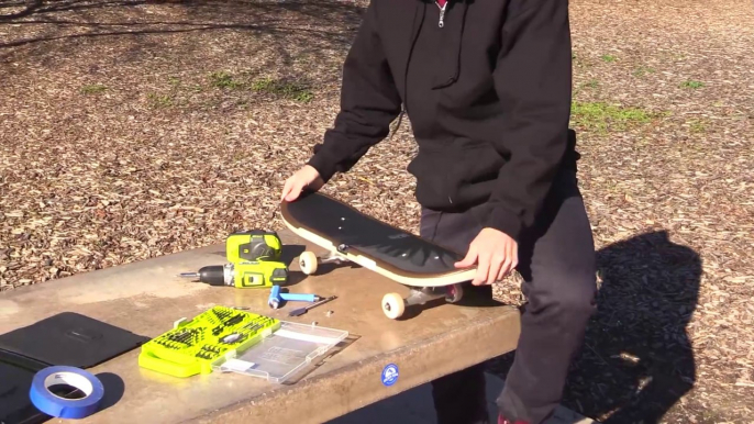 Ce rider skate avec une planche de jeu vidéo Wii Nintendo Tony Hawk.... Skate Everything