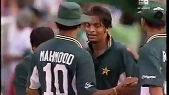 Must  watch..Shoaib Akhtar 10 wickets against Australia