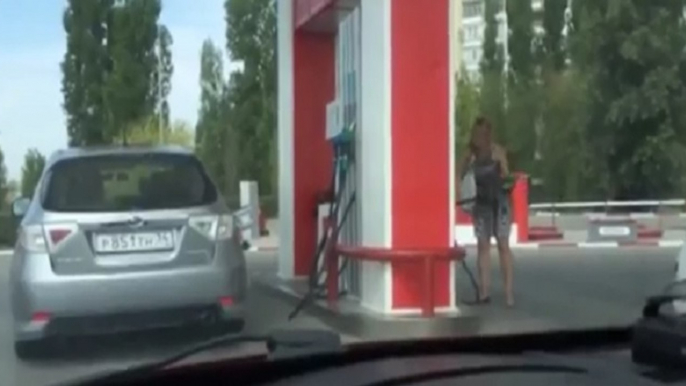 Une blonde russe fait le plein à la station essence