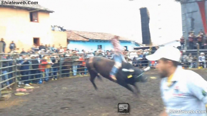 SUPER JARIPEO CHARRO EN SANAMBO MICHOACAN MEXICO CON LOS TOROS CONQUISTADORES JINETES A ESPUELA LIBRE LOGRANDO MONTAS EXELENTES Y CAIDAS ENERO 2016