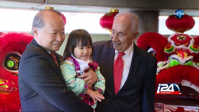 02/03: After health scare, Peres marks Chinese year of the monkey