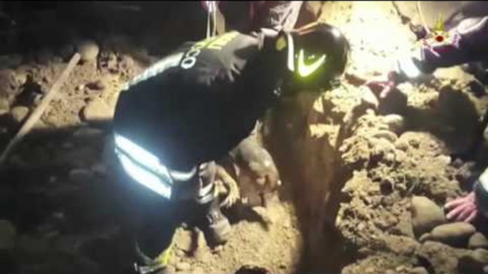 Cerreto Guidi (FI) - Cani bloccati in una fogna, salvati dai Vigili del Fuoco (04.02.16)