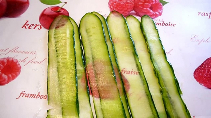 Цветок и лепестки из огурца. Украшения из овощей. Decoration Of Vegetables. Decoration Of Cucumber