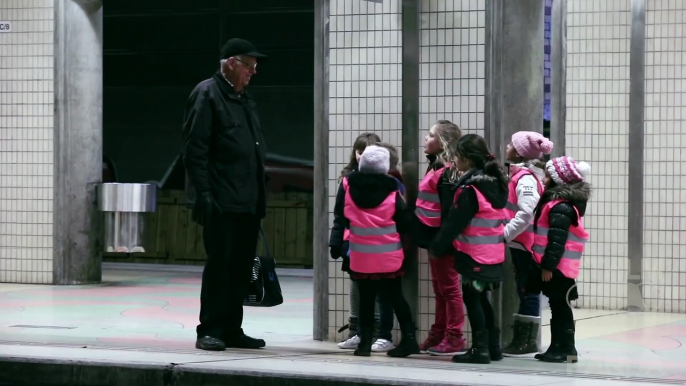 Des enfants viennent chanter pour un vieux monsieur dans le métro à Stockholm et le font pleurer de joie