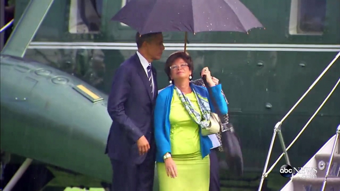 Shocking Video of Obama With Umbrella in Rain