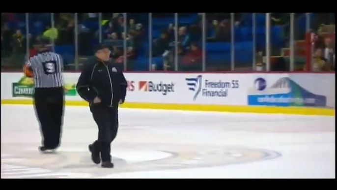 Quand l'arbitre de Hockey détruit la glace de la patinoire en pensant la réparer