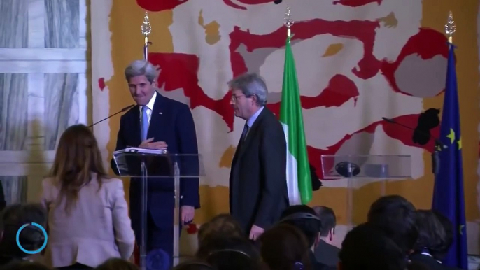 Demonstrantin stört Pressekonferenz von John Kerry: „Ihr habt den IS erschaffen!“