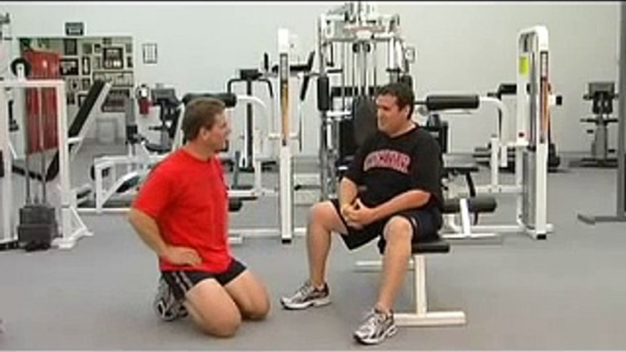 Cincinnati weight loss expert and Ty Collins perform tricep dips.